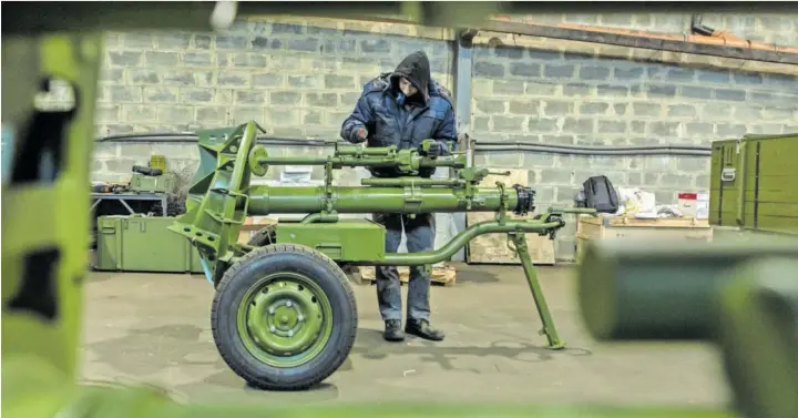  ?? GETTY IMAGES ?? Un empleado de una fábrica de armamento en Ucrania trabaja en el montaje de un mortero.