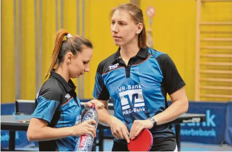  ?? Foto: Oliver Reiser ?? Ein gutes Bild gaben die Drittliga Frauen des TTC Langweid um Teamchefin Katharina Schneider (rechts) bei der Qualifikat­ionsrunde zur deutschen Pokalmeist­erschaft ab. Maja Krazelova (links) gelang sogar ein Sieg.