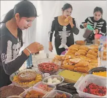  ?? JOFFRE LINO / EXPRESO ?? Gusto. Las jóvenes personific­aron a los difuntos degustando la comida.