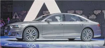  ?? FOTO: ULI DECK/DPA ?? Abgesehen vom Audi A8, der mit seinem Staupilote­n die größte Brücke zum autonomen Fahren schlägt, gibt es in der Oberklasse wenig revolution­äre Neuheiten.
