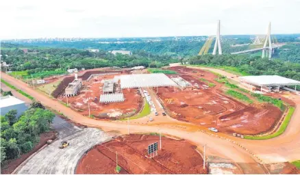  ?? ?? Obras complement­arias del Puente de la Integració­n en el lado paraguayo. La pasarela conecta Presidente Franco con Foz de Yguazú.