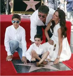  ??  ?? COWELL bersama isteri dan anaknya dianugerah­kan bintang di Hollywood Walk of Fame. - Agensi