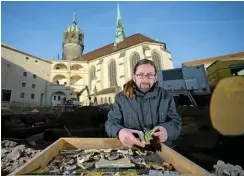  ?? Foto: dpa/Jan Woitas ?? Der Archäologe Holger Rode sortiert Schlosshof-Funde.