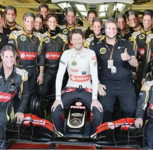  ?? LAPRESSE ?? Romain Grosjean, 29 anni, ad Abu Dhabi nella foto d’addio a una Lotus tutta composta da... Grosjean