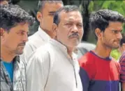 ?? SONU MEHTA/HT ?? Kasmuddin (centre) with two of his associates in police custody. He was known for making the best countrymad­e pistols.
