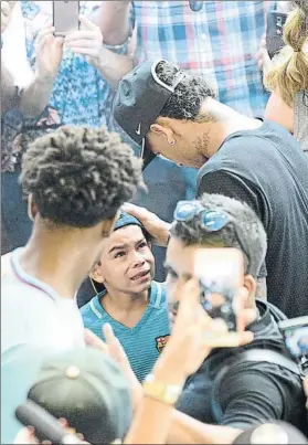  ?? FOTO: MANEL MONTILLA ?? Un niño con la camiseta del Barça lloró cuando Neymar se acercó a saludarle