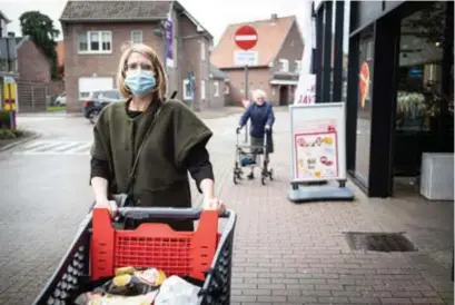  ?? FOTO SVEN DILLEN ?? Sara Schilderma­ns trok woensdag met mondmasker op naar de Delhaize. “Ik was het nog gewoon. Veel vervelende­r is dat de kinderen opnieuw digitaal les krijgen.”