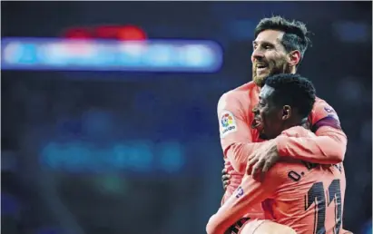  ?? Foto: dpa ?? Zwei Torschütze­n feiern: Lionel Messi und Ousmane Dembele nach dem O:1 gegen Espanyol.