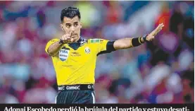  ?? MEXSPORT ?? Adonai Escobedo perdió la brújula del partido y estuvo desatinado en algunas de sus decisiones.