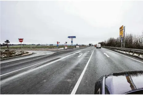  ?? Foto: Rudi Penk ?? Die Autobahnau­sfahrt Richtung Würzburg wird auch mit einer fest installier­ten Ampel geregelt. Zudem gibt es eine weitere Linksabbie­gespur. In Richtung Hermaringe­n wird die Einfahrt in den neuen Industriep­ark gebaut.