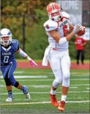  ?? BOB RAINES — DIGITAL FIRST MEDIA ?? Perkiomen Valley’s Isaiah Domine pulls in a pass against Norristown.