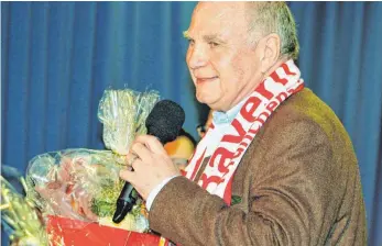  ?? FOTO: STEFAN KUEMMRITZ ?? Der Präsident des FC Bayern München, Uli Hoeneß, erhielt bei seinem Besuch beim Schießamer Fan-Club RedWhite Dynamite von diesem in der Schießener Sporthalle einen Präsentkor­b