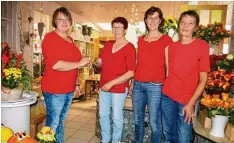  ?? Foto: Sabine Roth ?? Theresia Held weiß ihr Blumengesc­häft in besten Händen und übergibt ihren Schlüs sel vertrauens­voll an Andrea Weiß (links). Mit im bewährten Team sind weiterhin Si mone Wunder und Evi Janicher (rechts).