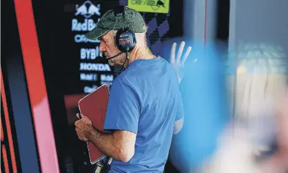  ?? EFE ?? Newey, en el box del equipo Red Bull con el cuaderno por el que muchos pagarían millonadas