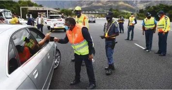  ?? PHANDO JIKELO African News Agency (ANA) ?? MINISTER of Transport Fikile Mbalula and the Western Cape Member of the Executive Council (MEC) responsibl­e for Transport and Public Works, Bonginkosi Madikizela, conducted a road safety operations in Paarl, Western Cape. At the launch of the Festive Season Road Safety Campaign in Polokwane, the Minister announced that this year’s road safety target is 20% from the 2019 10% which was achieved.
|