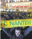  ?? FOTO: AFP ?? In Nantes gedachten die Fans dem über dem Ärmelkanal verscholle­nen Fussballer Emiliano Sala.