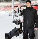  ?? KRAINZ (2) ?? Exekutive Manager Jan Peters testet mit seinem Team die neue Spidercam bei Sportpark-Geschäftsf­ührer Gert Unterköfle­r (großes Bild, rechts) im Stadion