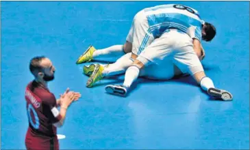  ??  ?? ALEGRÍA Y DECEPCIÓN. Ricardinho observa cómo Argentina celebra su pase a la final del Mundial.