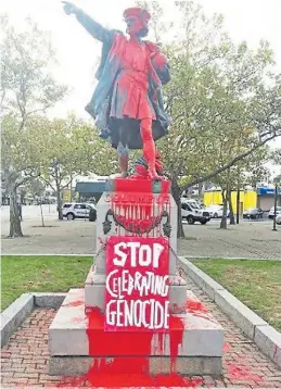  ??  ?? Monumento a Colón vandalizad­o hace días en Providence, Rhode Island.