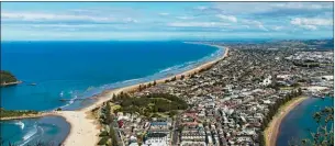  ??  ?? ● SURF, ARENA Y MAR. El monte Maunganui es un volcán inactivo ubicado en la ciudad de Tauranga. Es un punto de referencia para los amantes del surf, además de ser una de las playas más lindas de ambas islas. Su paisaje se compone por un angosto banco de arena con dos costas, además del imponente volcán.