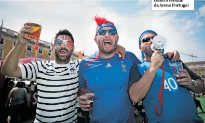  ??  ?? Os adeptos franceses chegaram com feeling e com energia para passar à fase seguinte. E dominaram não só o jogo como o relvado da Arena Portugal