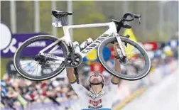  ?? Geert van den Wijngaert / AP ?? Mathieu van der Poel celebra su gesta en la clásica flamenca.