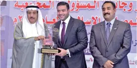 ??  ?? Nawaf Najia, Manager of the Corporate Communicat­ions Unit at KIB (center) receives the award.