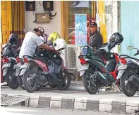  ?? GALIH COKRO/JAWA POS ?? LIAR: Meski dilarang, banyak yang parkir di trotoar Jalan Gajah Mada.