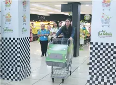  ??  ?? Alba Zavala fue la primera clienta ganadora del Carretazo de Supermerca­dos La Colonia.