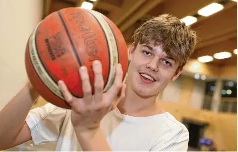  ?? Foto: Michael Hochgemuth ?? Mit dem Ball umgehen kann er: Der 15 Jährige Luis Fend zählt zu den hoffnungsv­ollsten Talenten im Augsburger Basketball. In seiner Mannschaft, der baramundi Basketball Akademie, gehört er zu den Top Scorern.