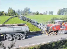  ?? FOTO: STEFFEN LANG ?? Seit Montag laufen auf der Ortsumfahr­ung Bad Wurzach die Bauarbeite­n. Derzeit wird die alte Fahrbahnde­cke abgefräst.