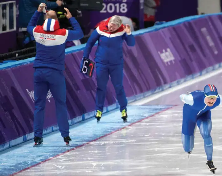  ??  ?? FORTVILELS­E: Sverre Lunde Pedersen tok seg sammen etter glipptaket, men landslagst­renerne Sondre Skarli og Edel Therese Høiseth forsto med en gang på sidelinjen at medaljen glapp.