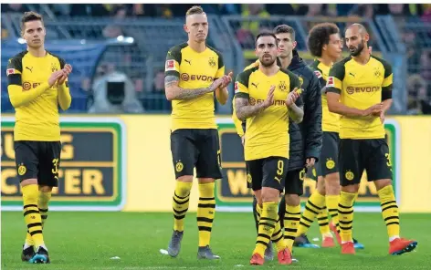  ?? FOTO: THISSEN/DPA ?? Mit betretenen Mienen klatschten die Profis von Borussia Dortmund am Samstag nach dem Spiel ihren Fans Applaus. Sie hatten gegen Hoffenheim ein schon gewonnen geglaubtes Heimspiel noch fahrlässig aus der Hand gegeben. „Das darf nicht passieren“, sagte Julian Weigl (links).