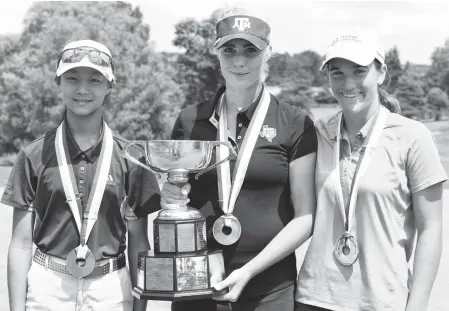  ?? [ALI WILSON / THE OBSERVER] ?? Emily Zhu, Ellie Szeryk and Sarah Beqaj following the completion of the 2017 Investor Group Ontario Junior Girls’ Championsh­ips July 7 in Elmira.