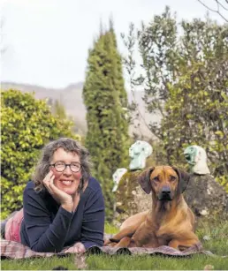  ?? BILD: Annette Lepple ?? Annette Lepple mit ihrer Hündin Nahia im heimichen Garten.