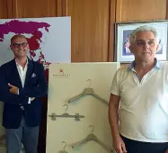  ??  ?? Al timone Michele Rinelli (a sinistra) e Gabriele Bosco, vicedirett­ore e direttore generale di Mainetti spa. A destra un’immagine della sede aziendale a Castelgomb­erto