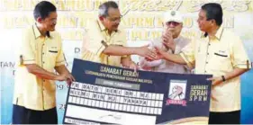  ?? MASRY CHE ANI/THESUN ?? ... Malaysian AntiCorrup­tion Commission chief Tan Sri Dzuklifli Ahmad (second from left) shakes hands with Balik Pulau MP Datuk Seri Dr Helmi Yahaya during an anti-corruption event yesterday in Balik Pulau, Penang. Also present were Penang Yang...