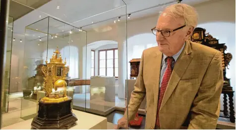 ?? Foto: Michael Hochgemuth ?? Herbert Scheel ist den Augsburger Kunstsamml­ungen eng verbunden. Hier ist er im Maximilian­museum mit der Elefantenu­hr zu sehen.