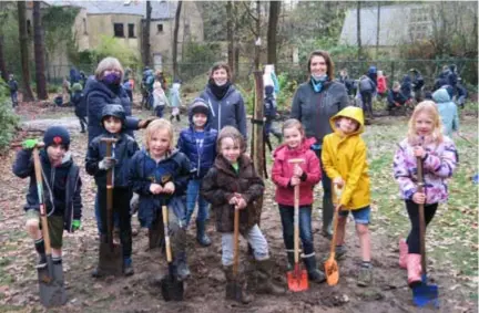  ?? FOTO JAA ?? De planters van het tweede leerjaar met juf Ann en de initiatief­nemende ouders Gwen Peeters en Nathalie Borremans, die van Sint-Ludgardis de groenste school willen maken.