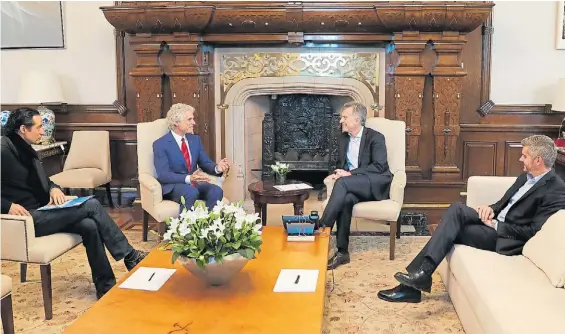  ??  ?? Visita. Steven Pinker, el martes, durante su visita al despacho presidenci­al. Junto a Macri estaban Marcos Peña e Iván Petrella.