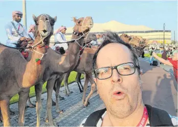  ?? FOTO: PATRICK STRASSER ?? Selfie mit Kamelen: WM-Reporter Patrick Strasser erlebt bei der WM viel Neues.