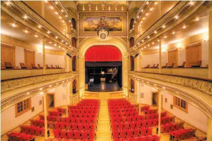  ??  ?? El teatro Fernando Calderón, testigo de la inauguraci­ón oficial