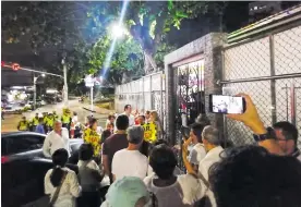  ?? CORTESÍA ?? Unos 40 vecinos estuvieron en el plantón realizado la noche del sábado.