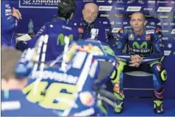  ??  ?? PRESTIGIO. Ezpeleta reconoce los éxitos de Rossi en MotoGP.