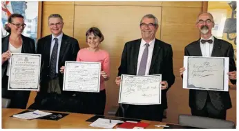  ??  ?? Yves Auvinet, président du conseil départemen­tal, Françoise Banat-Berger, directrice des Archives nationales, et Thierry Heckmann, directeur des Archives de Vendée, ont annoncé la mise en ligne de 13 000 documents inédits portant sur les Guerres de...