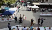  ?? (Photos A.D.S.) ?? La Fête du livre s’est déroulée sur la place Bianchéri.