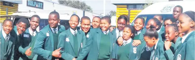  ??  ?? Grade 9 learners after the eShowe taxi rank litter parade