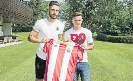  ?? FOTO: EFE ?? El portero Suárez y Maffeo, con su nueva camiseta El Girona presentó ayer a dos jóvenes futbolista­s, ilusionado­s con el nuevo proyecto