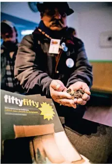  ?? FOTO: ANNE ORTHEN ?? „Fiftyfifty“-Verkäufer tauschen ihr Münzgeld gegen Zeitschrif­ten. Auf der Straße ist es weiter üblich, bar zu zahlen – Karte ist verpönt.