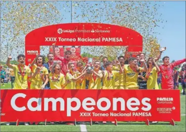  ??  ?? La plantilla del Villarreal celebra el título conseguido en su propia casa.